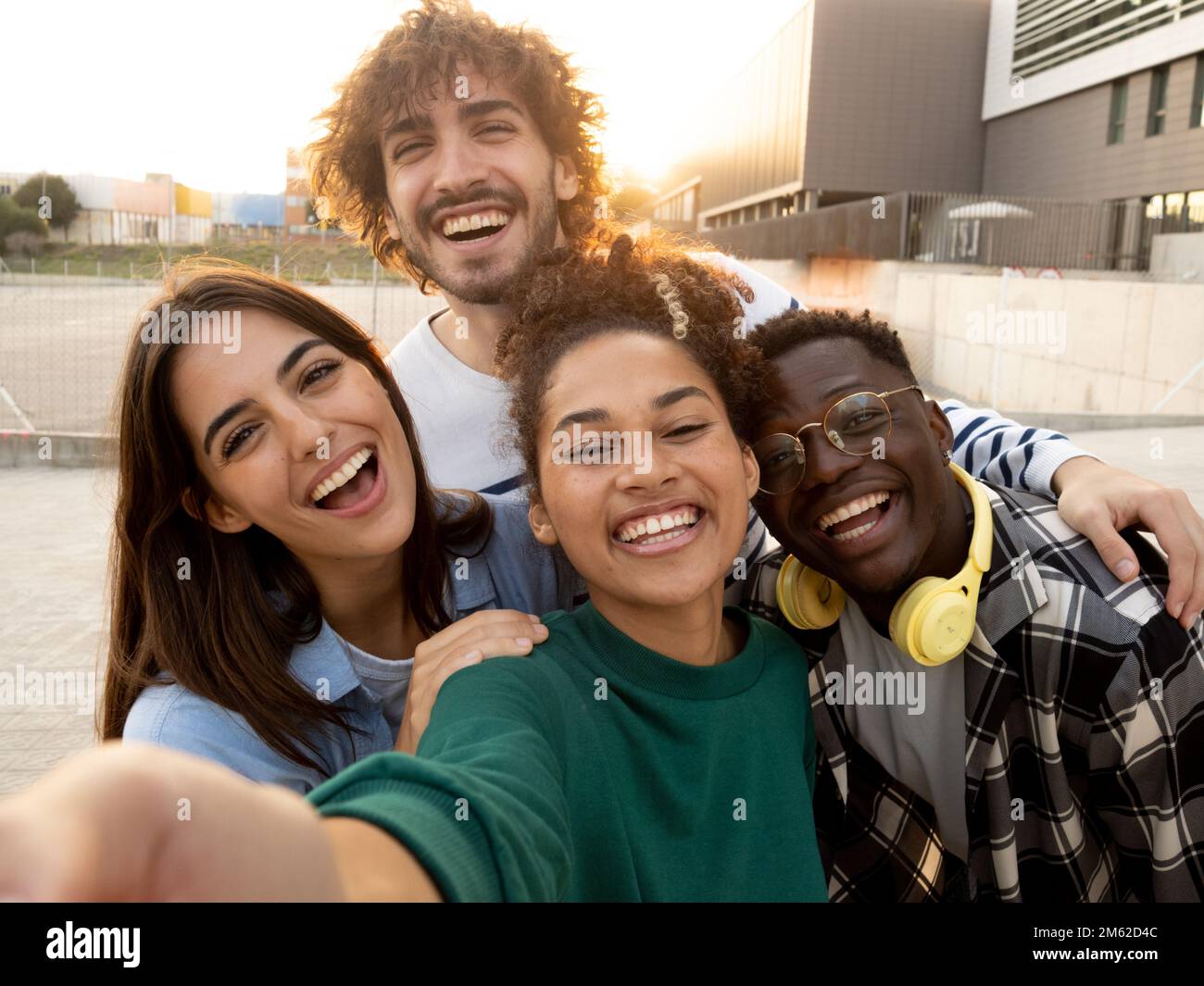 Groupe de jeunes amis adolescents divers ayant un bon moment dans la rue Banque D'Images