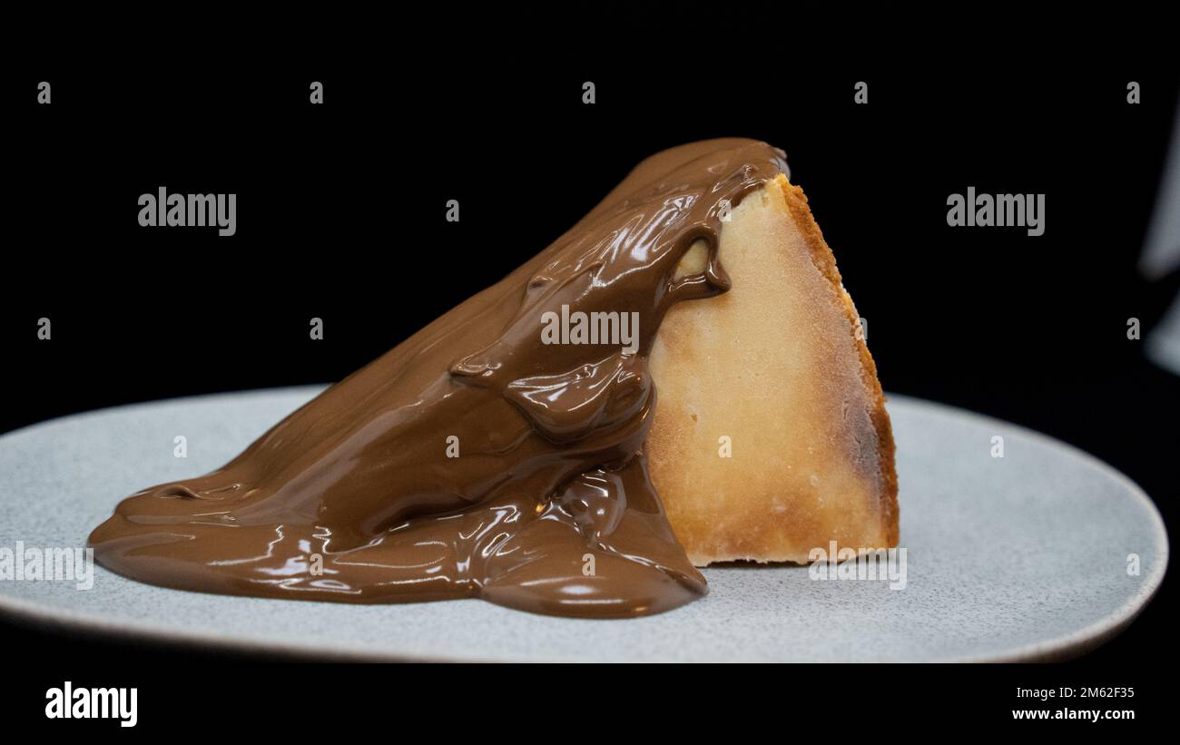 gâteau au chocolat avec crème et noix sur fond noir Banque D'Images