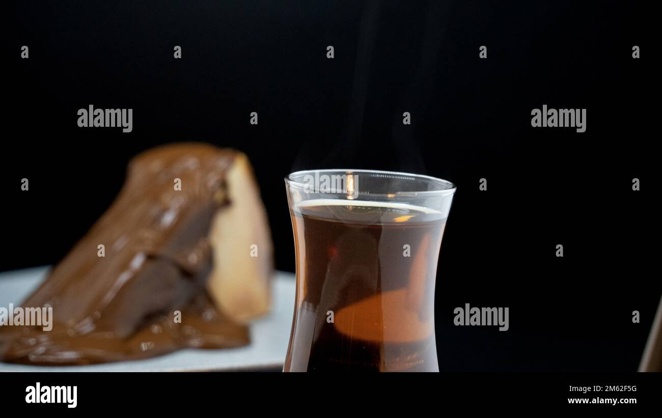 gâteau au chocolat avec crème et noix sur fond noir Banque D'Images