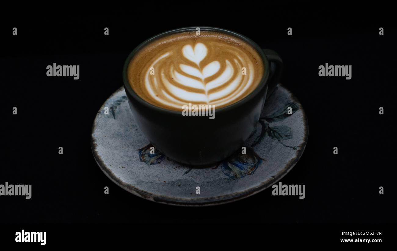 tasse de café sur fond noir. photo avec place pour le texte. Excellent café turc et arabe Banque D'Images
