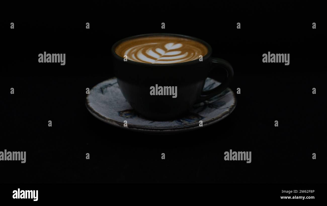 tasse de café sur fond noir. photo avec place pour le texte. Excellent café turc et arabe Banque D'Images