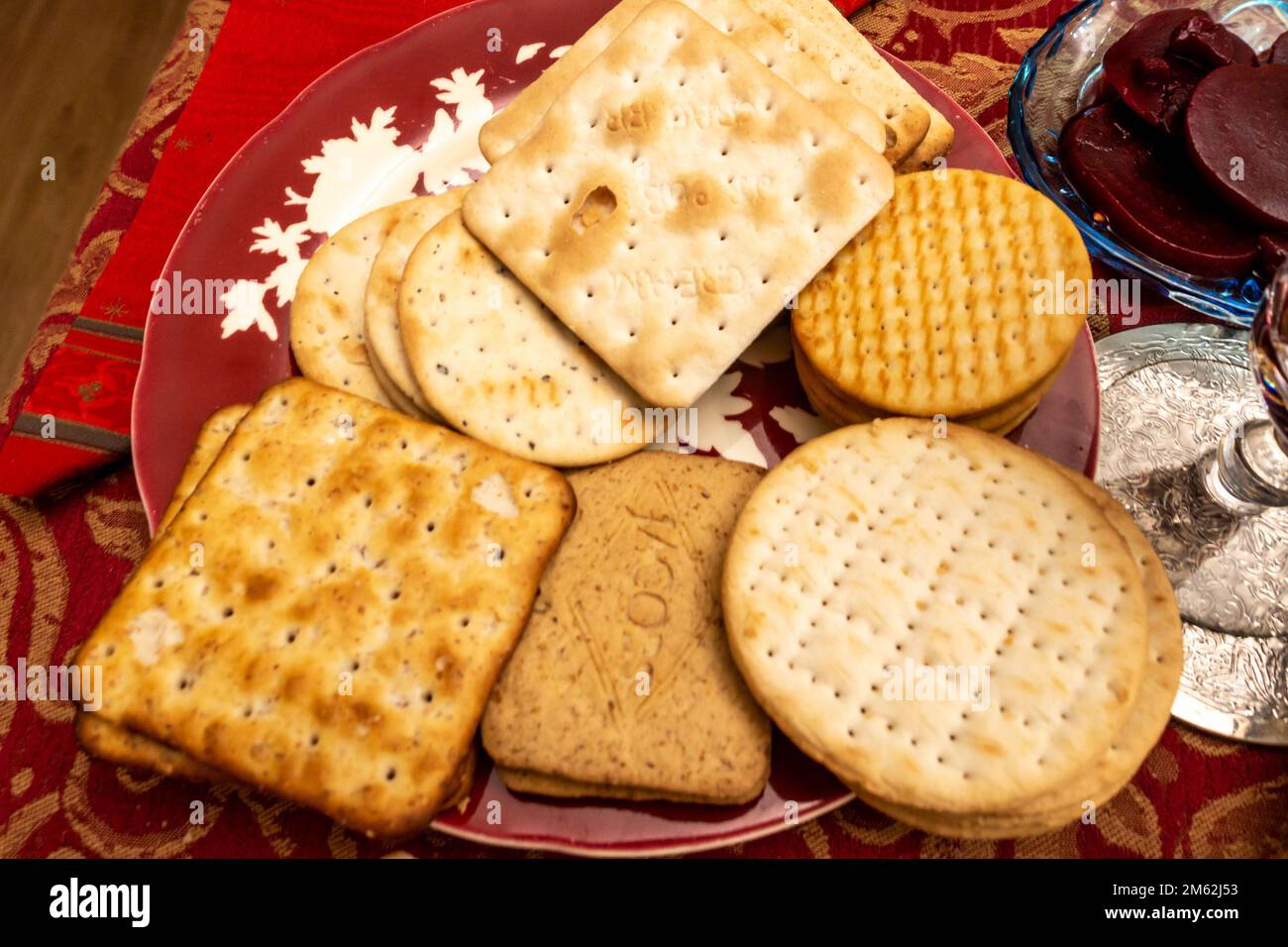 Une sélection de biscuits Jacobs pour le fromage sur une assiette sur une table. Banque D'Images