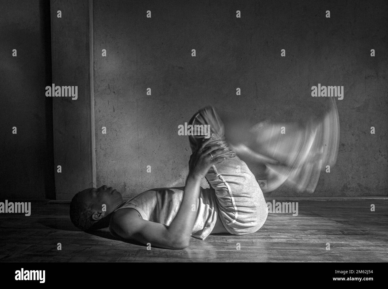 Danse contemporaine et danseurs faire de l'exercice . Une jeune danseuse africaine attrayante et athlétique à l'école de danse de Bamako, Mali, Afrique de l'Ouest. Banque D'Images