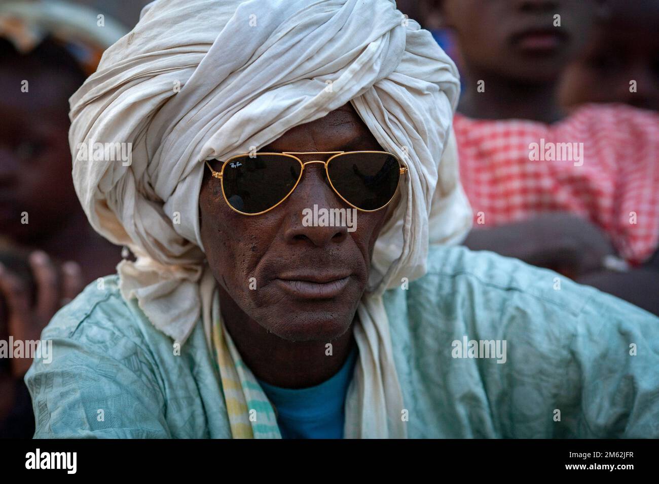 Mali, Niafunke , gros plan portrait homme avec un turban blanc portant des lunettes de soleil Ray Ban . Niafunke était la ville natale du musicien Ali Farka Touré Banque D'Images