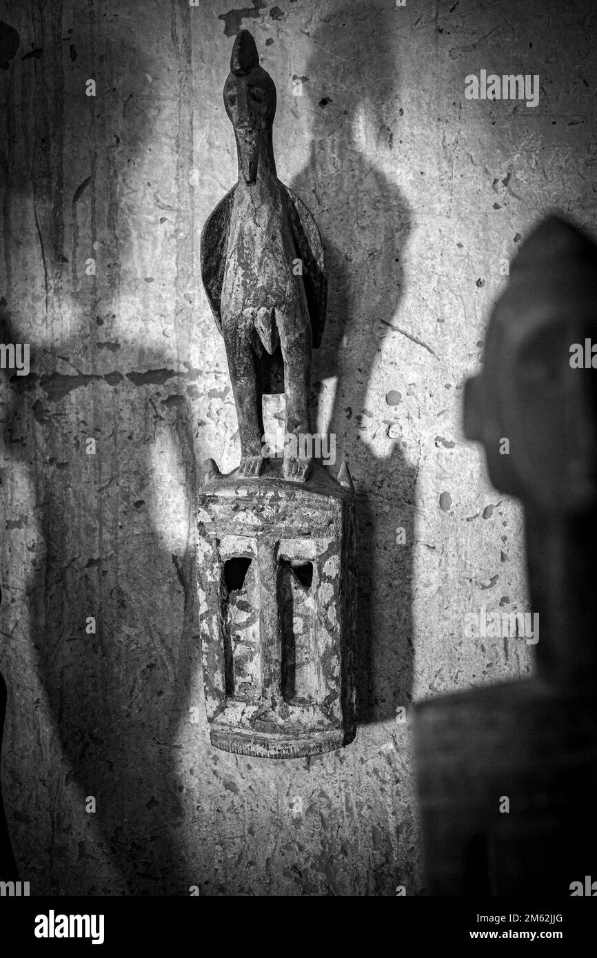 Le masque africain du peuple Dogon du Mali est sculpté à la main de bois. Banque D'Images