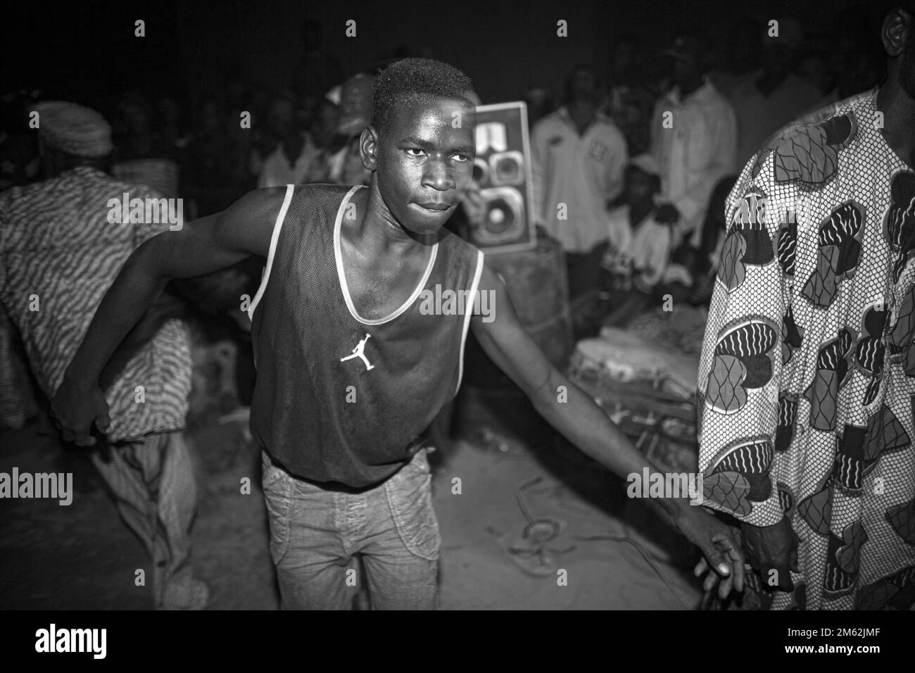 Jeune homme malien dansant au mariage à Léré petite ville et commune rurale du cercle de Niafunké dans la région de Tombouctou. Banque D'Images