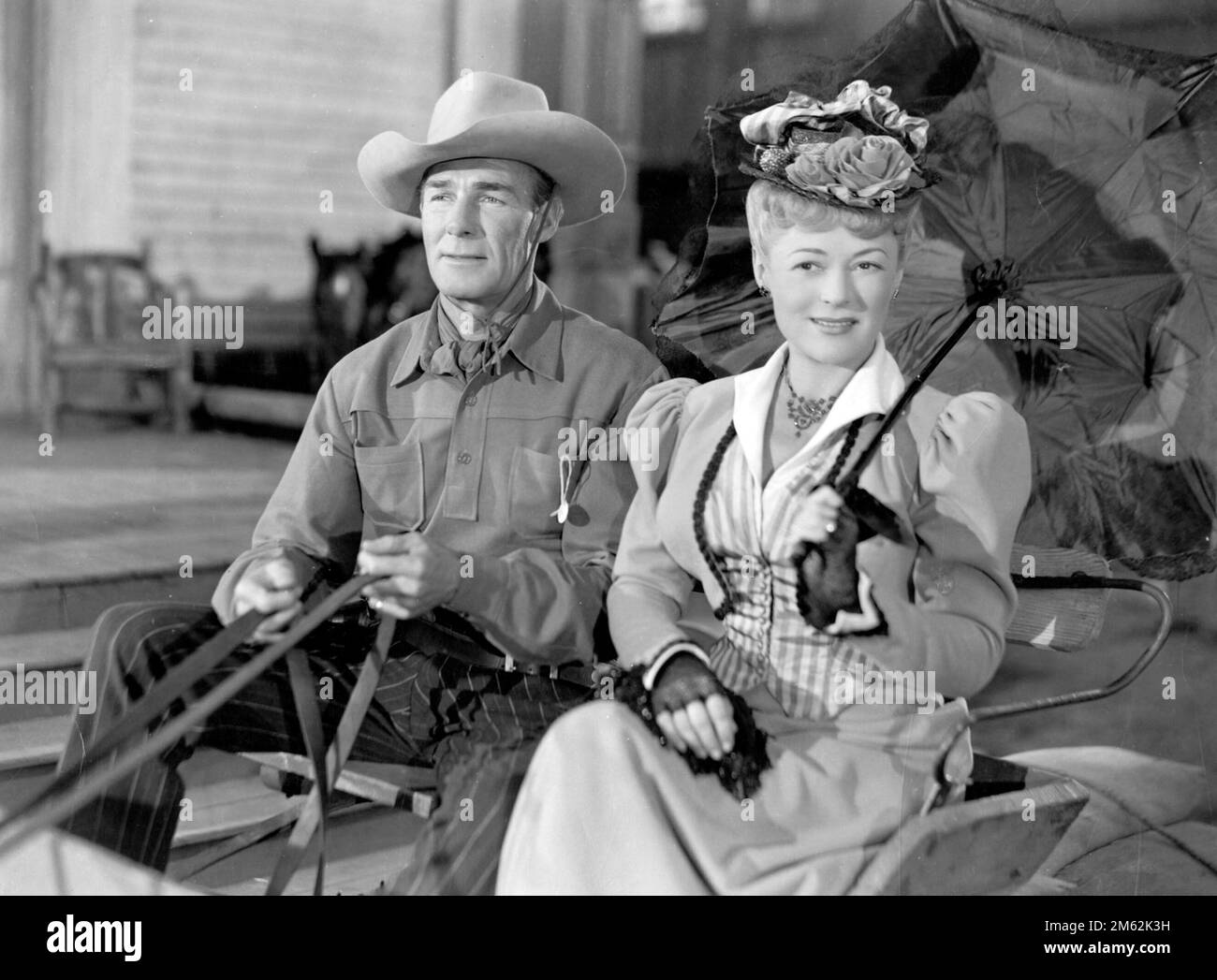 RANDOLPH SCOTT et MARGUERITE CHAPMAN, dans LE RUISSEAU CORONER (1948), sous la direction de RAY ENRIGHT. Crédit: PHOTOS de COLUMBIA / Album Banque D'Images