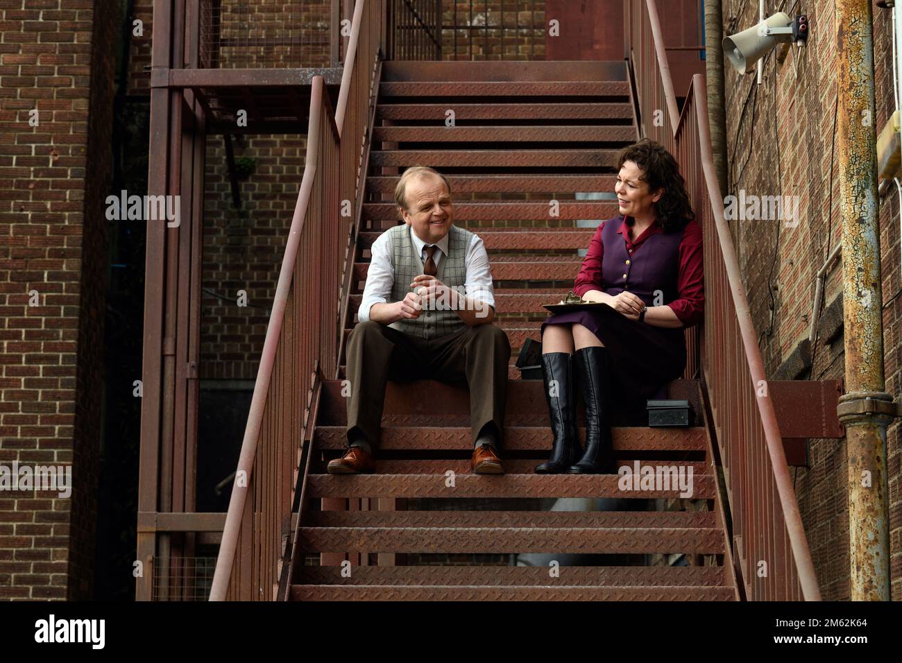 OLIVIA COLMAN et TOBY JONES dans EMPIRE OF LIGHT (2022), réalisé par SAM MENDES. Credit: Neal Street Productions / Searchlight Pictures / Album Banque D'Images
