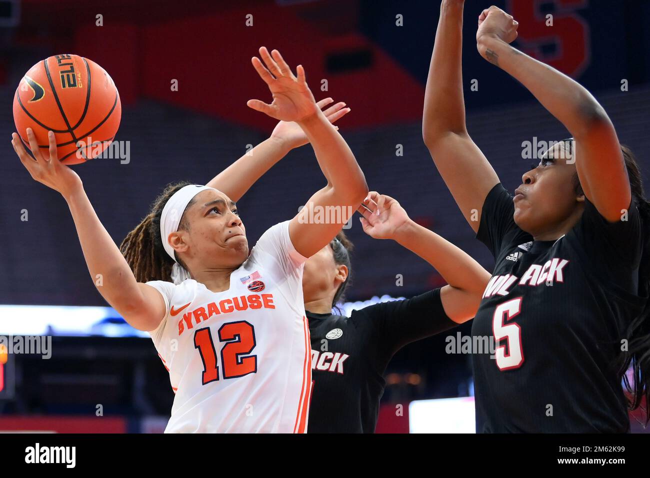 1 janvier 2023: Syracuse la garde d'orange Cheyenne McEvans (12) tire le ballon comme le joueur de football de l'État de Caroline du Nord Jada Boyd (5) défend pendant la première moitié d'un match de basket-ball de la NCAA WomenÕs le dimanche 1 janvier 2023 au dôme sans fil de JMA à Syracuse, New York. Riche Barnes/CSM Banque D'Images