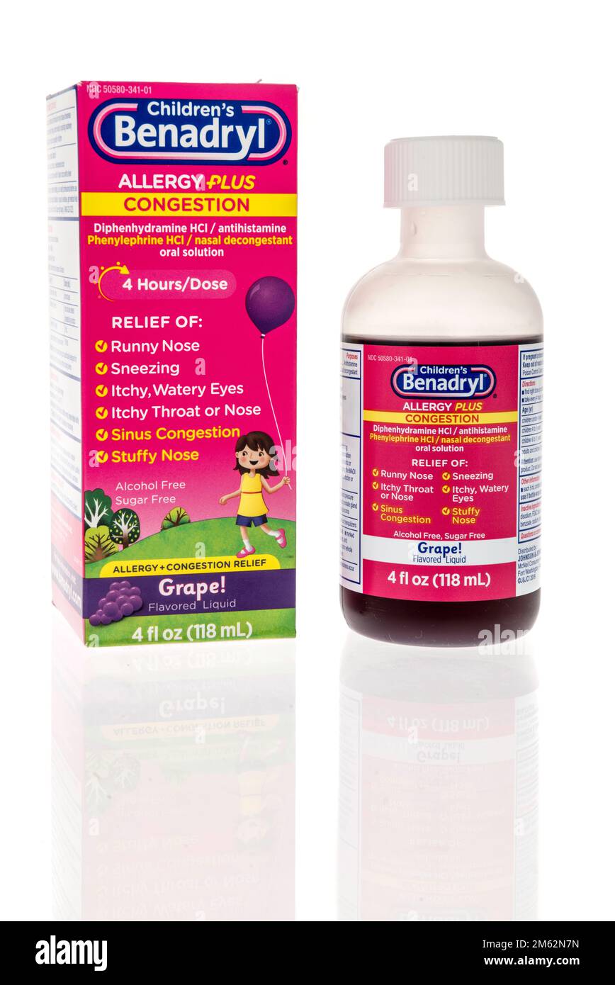 Winneconne, WI - 12 décembre 2022: Un paquet de Childrens benadryl allergy plus de la congestion sur un fond isolé. Banque D'Images