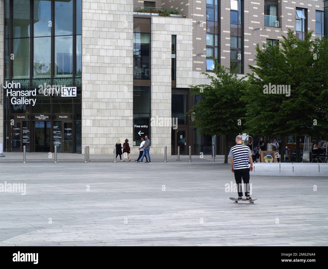 Skateboarder près de la John Hansard Gallery à Guildhall Square, Southampton, Hampshire, Angleterre Banque D'Images