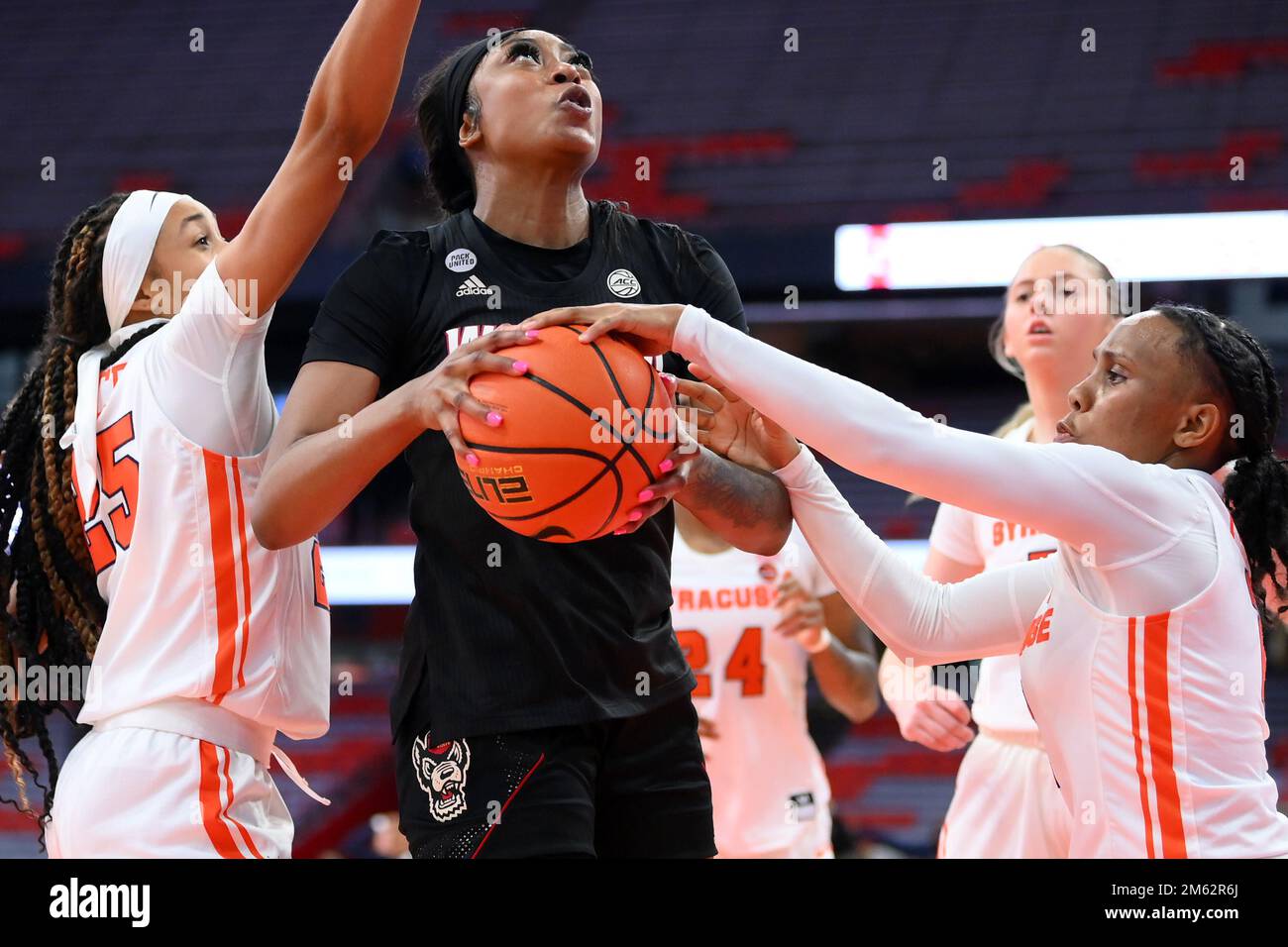 1 janvier 2023: Syracuse la foire de Dyaisha (à droite) atteint pour la balle contrôlée par le NC State Wolfpack avant Jada Boyd (au centre) pendant la deuxième moitié d'un match de basket-ball NCAA WomenÕs le dimanche 1 janvier 2023 au JMA Wireless Dome à Syracuse, New York. Riche Barnes/CSM Banque D'Images