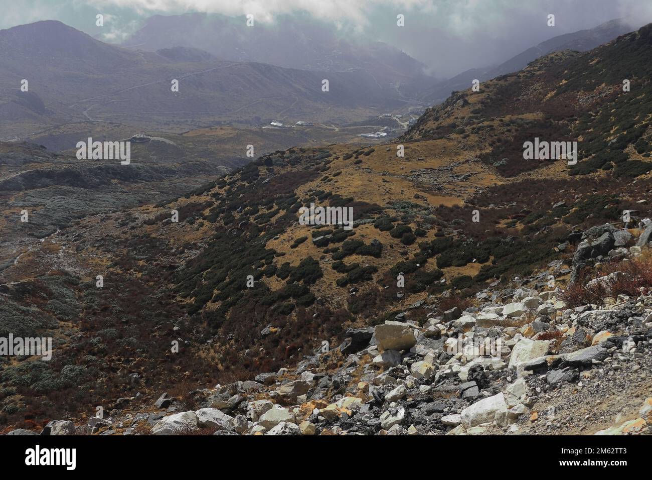 zone de roche en chute libre et paysage de montagne alpin près du plateau de doklam à l'est de sikkim, en inde Banque D'Images