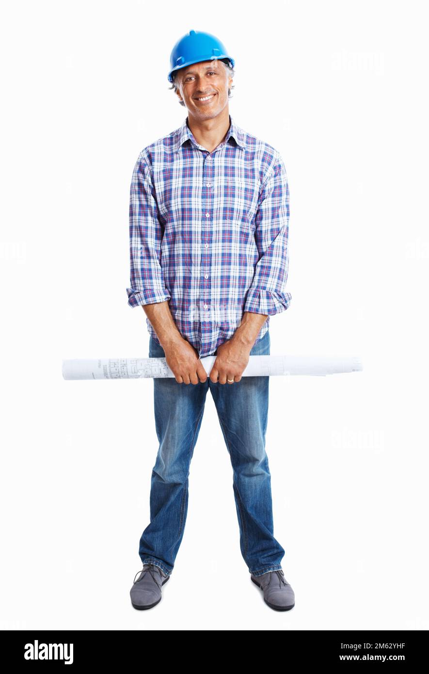 Architecte souriant tenant le plan. Pleine longueur d'architecte souriant tenant un plan sur fond blanc. Banque D'Images