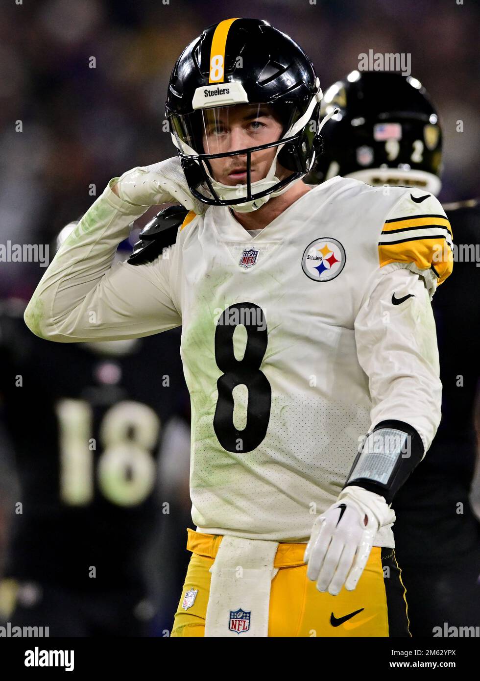 Baltimore, États-Unis. 01st janvier 2023. Kenny Pickett (8), le quarterback des Steelers de Pittsburgh, ajuste ses épaulements contre les Ravens de Baltimore au cours de la deuxième moitié au stade M&T Bank à Baltimore, Maryland, dimanche, 1 janvier 2023. Pittsburgh a gagné 16-13. Photo de David Tulis/UPI crédit: UPI/Alay Live News Banque D'Images