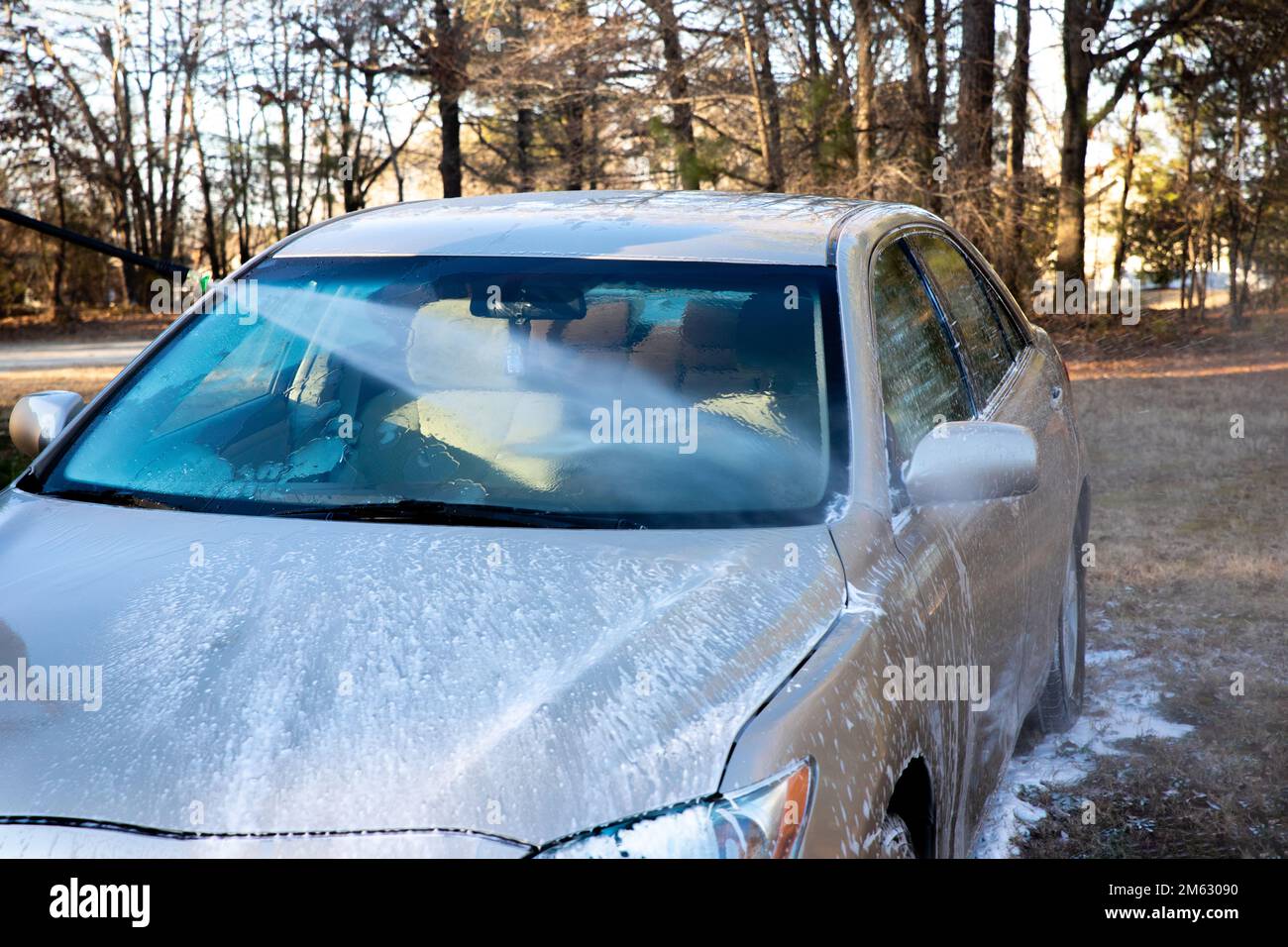 Pendant le lavage, utiliser un pulvérisateur de lavage de voiture avec de l'eau Banque D'Images