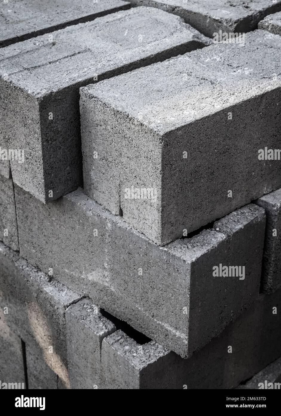 Grande pile de blocs de construction en béton gris. Banque D'Images