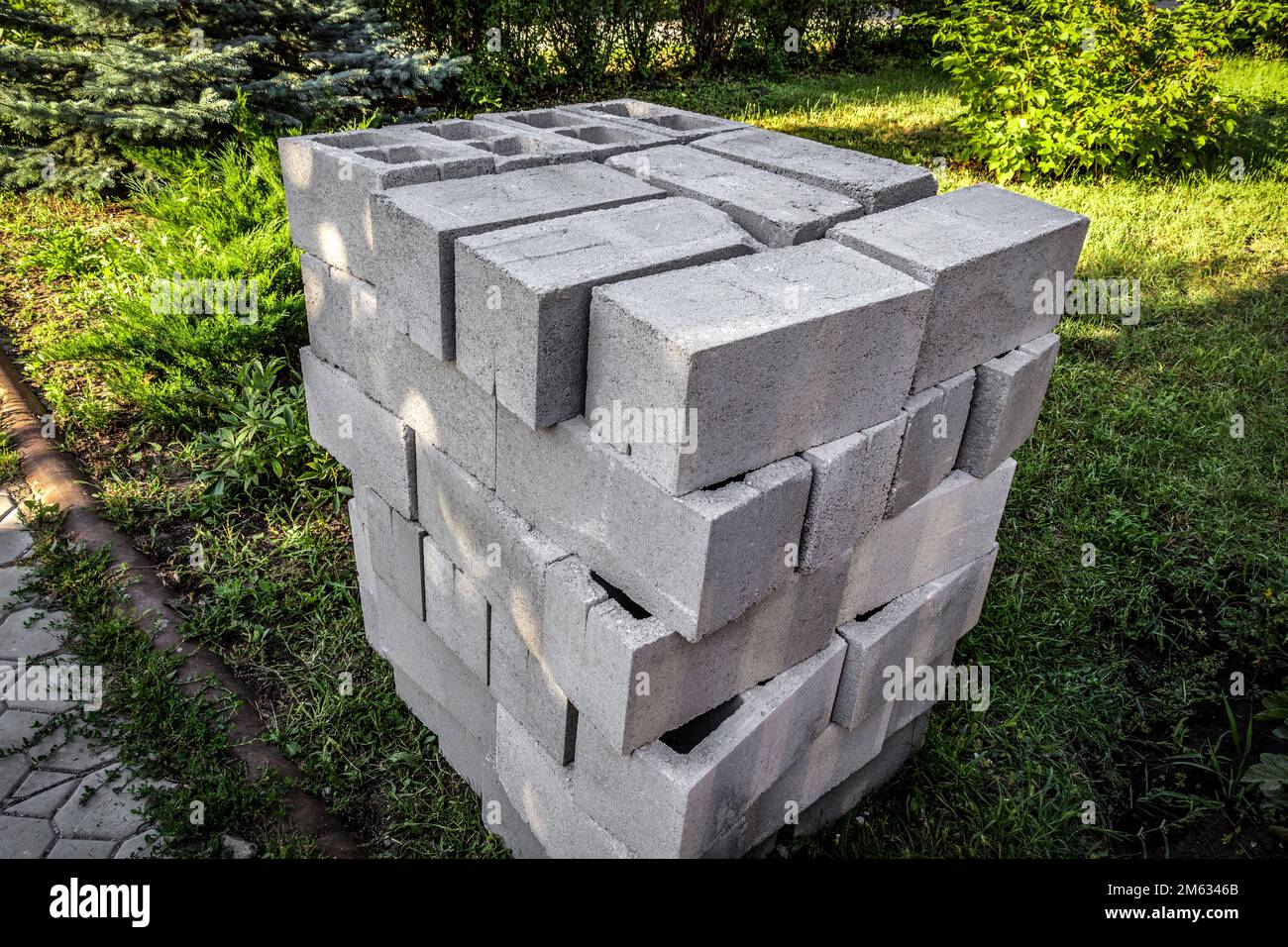 Grande pile de blocs de construction en béton gris. Banque D'Images