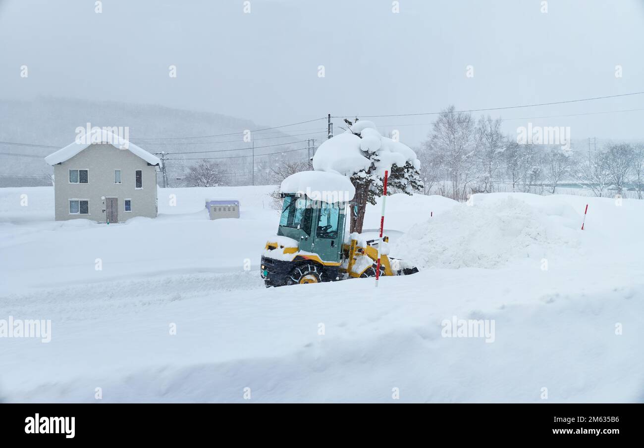 Les chasse-neige défrivent les routes pendant une tempête de neige hivernale à Hokkaido Banque D'Images