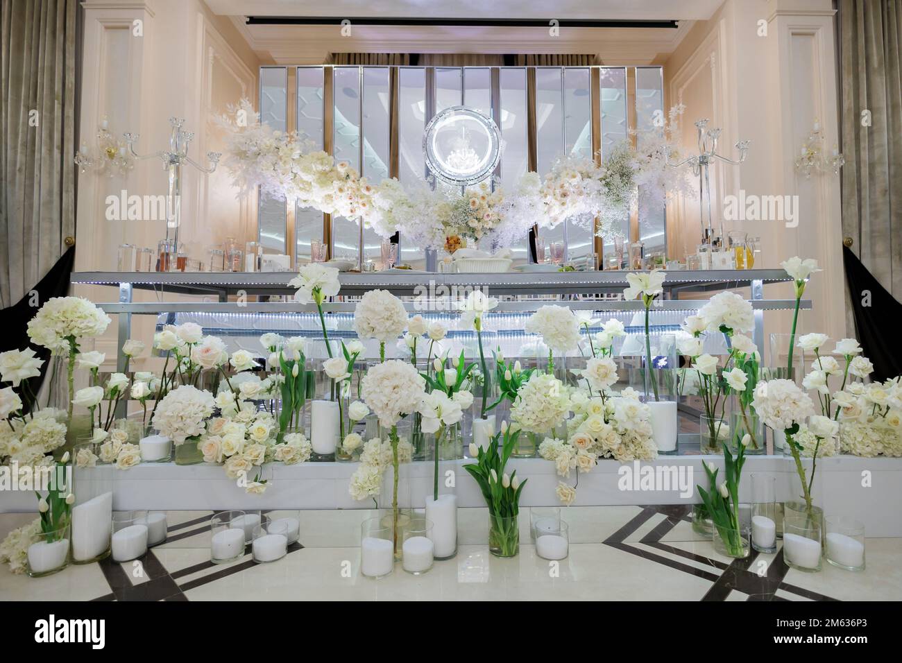 Décoration florale des tables de mariage. Table de banquet et décoration mariée et marié Banque D'Images