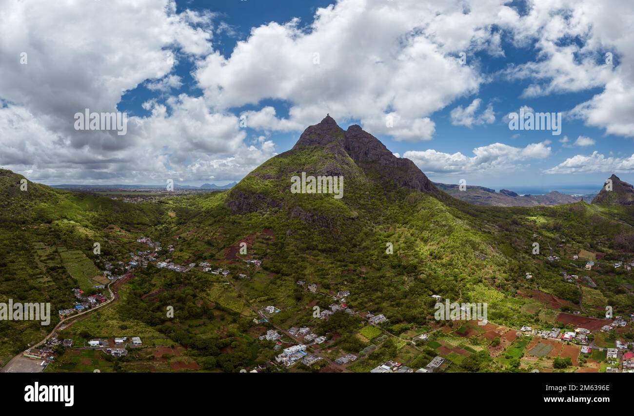 Paysage aérien panoramique sur l'île Maurice. Pieter à la fois célèbre montagne en arrière-plan Creve coeur village en premier plan Banque D'Images