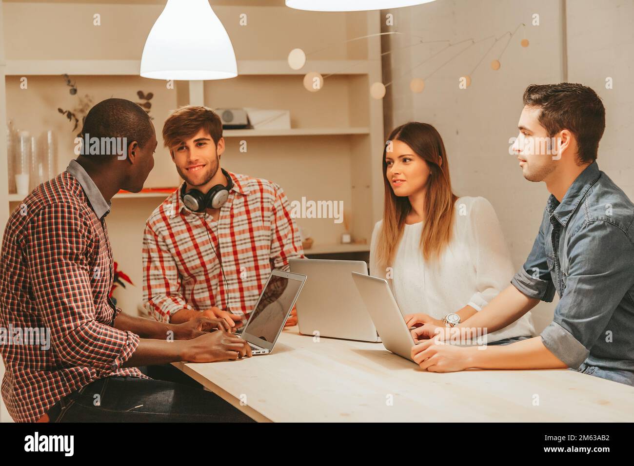 Jeunes entrepreneurs multiethniques travaillant au Bureau Banque D'Images