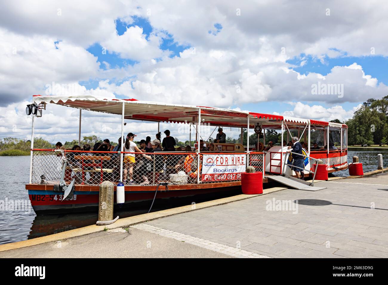 Ballarat Australie / l'hespérie Bob Wuestewald prépare les passagers à embarquer sur le bateau à aubes Golden City pour une visite du lac Wendouree. Le Paddle Boat i Banque D'Images