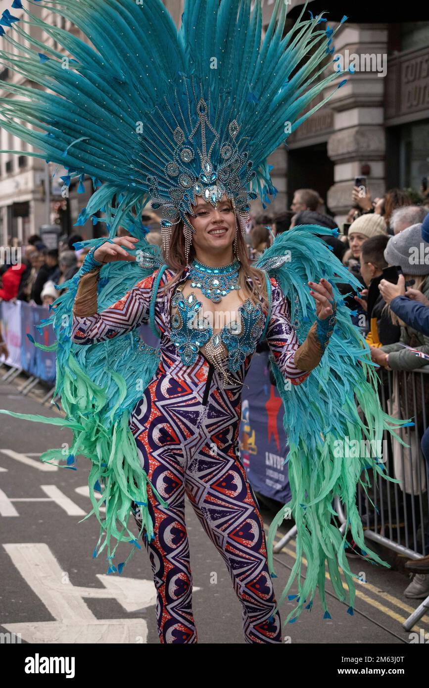 Défilé du jour de l'an à Londres 2023. Plus de 10 000 danseurs, acrobates, musiciens et artistes du monde entier participant à Londres. Banque D'Images