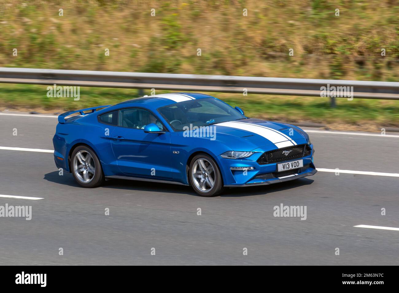 2020 Bleu avec bande blanche sur le capot Ford Mustang GT Auto 5.L TiVCT V8 450 Selectshift
