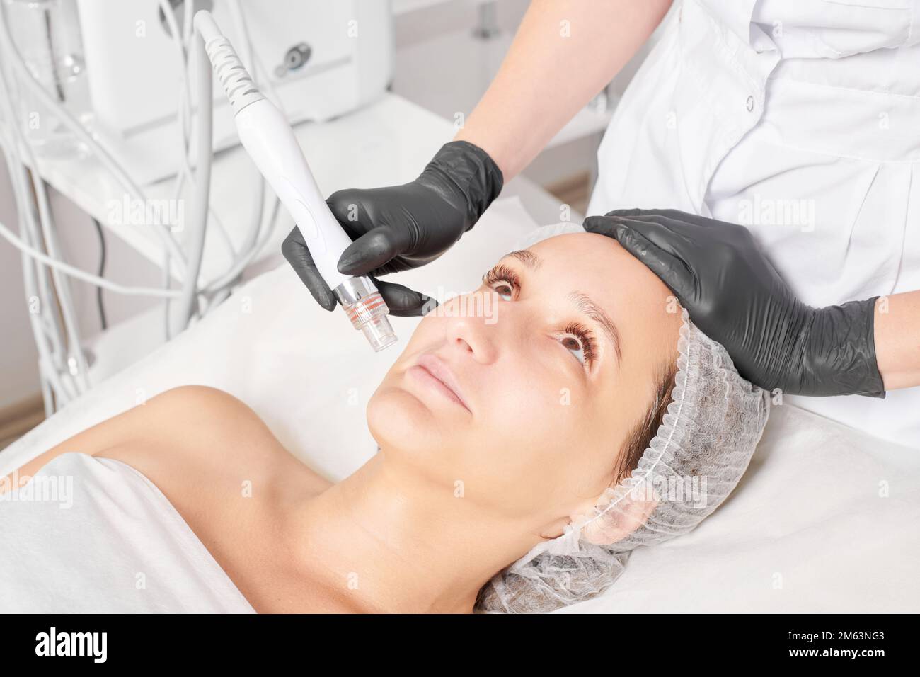 Esthéticienne fait l'aqua exfoliation pour rajeunissement femme soin du  visage, antivieillissement procédure cosmétique dans le salon de beauté  spa. Les mains du cosmétologue dans le bac Photo Stock - Alamy