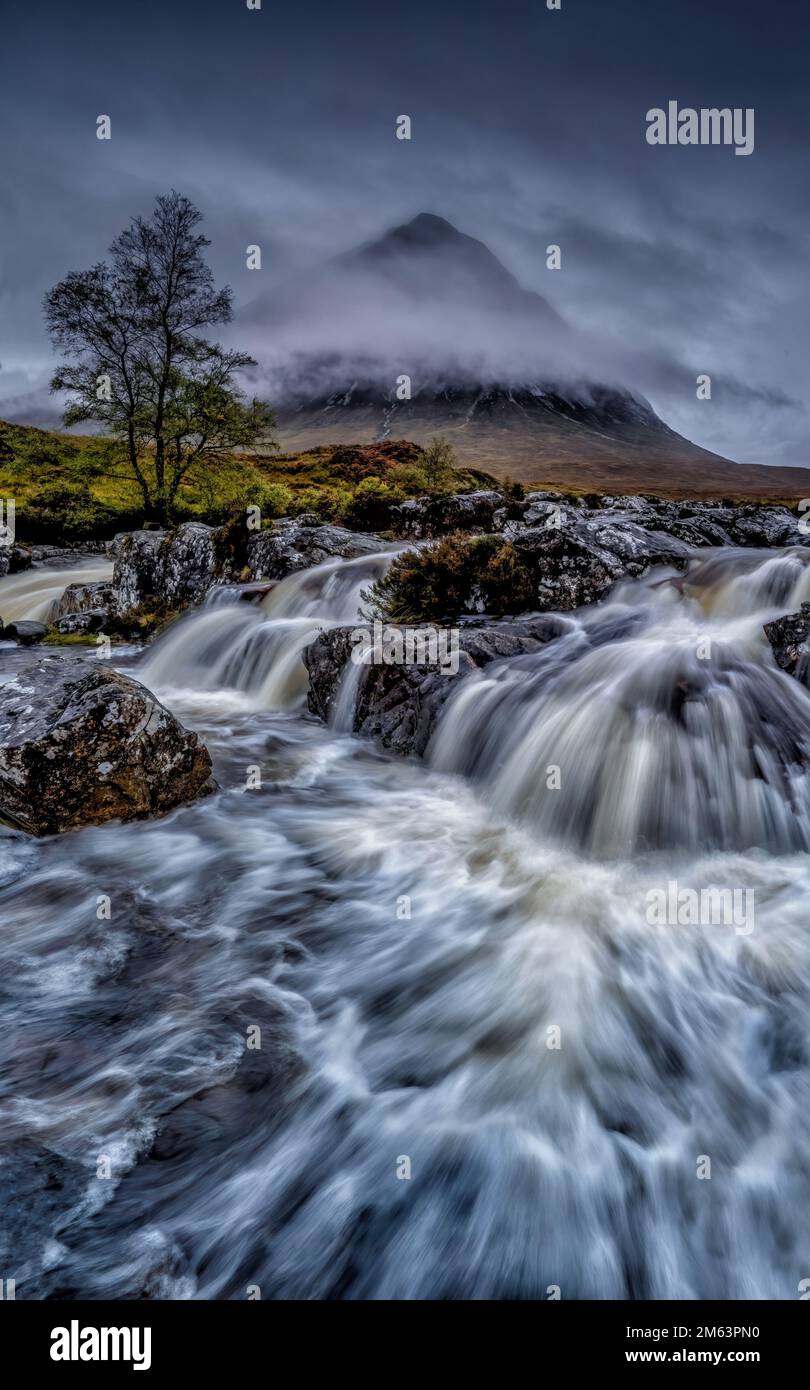 Glencoe, Écosse, montrant les montagnes escarpées, les vallées dramatiques et le paysage spectaculaire de cette destination populaire des Highlands écossais. Banque D'Images