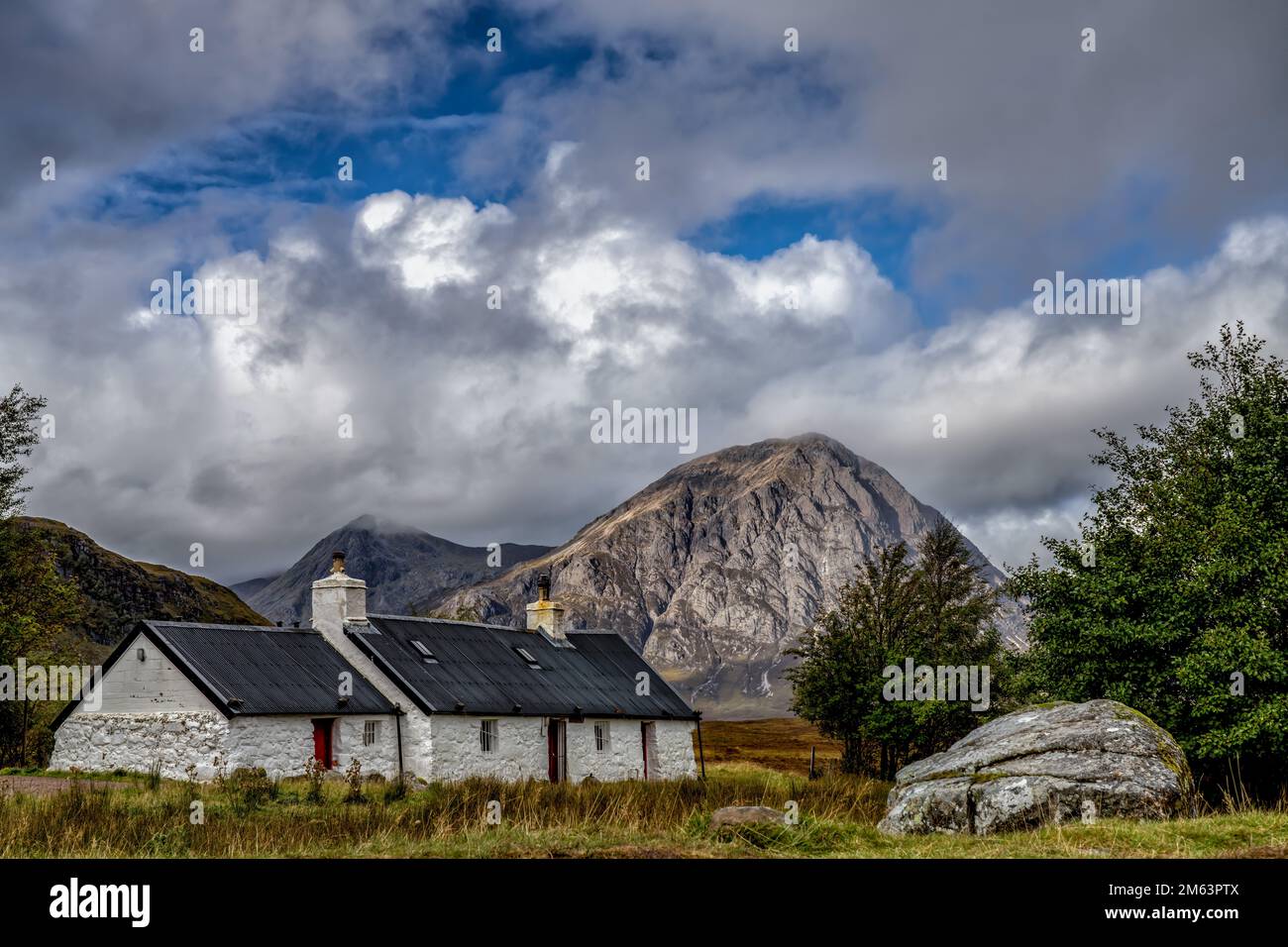 Glencoe, Écosse, montrant les montagnes escarpées, les vallées dramatiques et le paysage spectaculaire de cette destination populaire des Highlands écossais. Banque D'Images