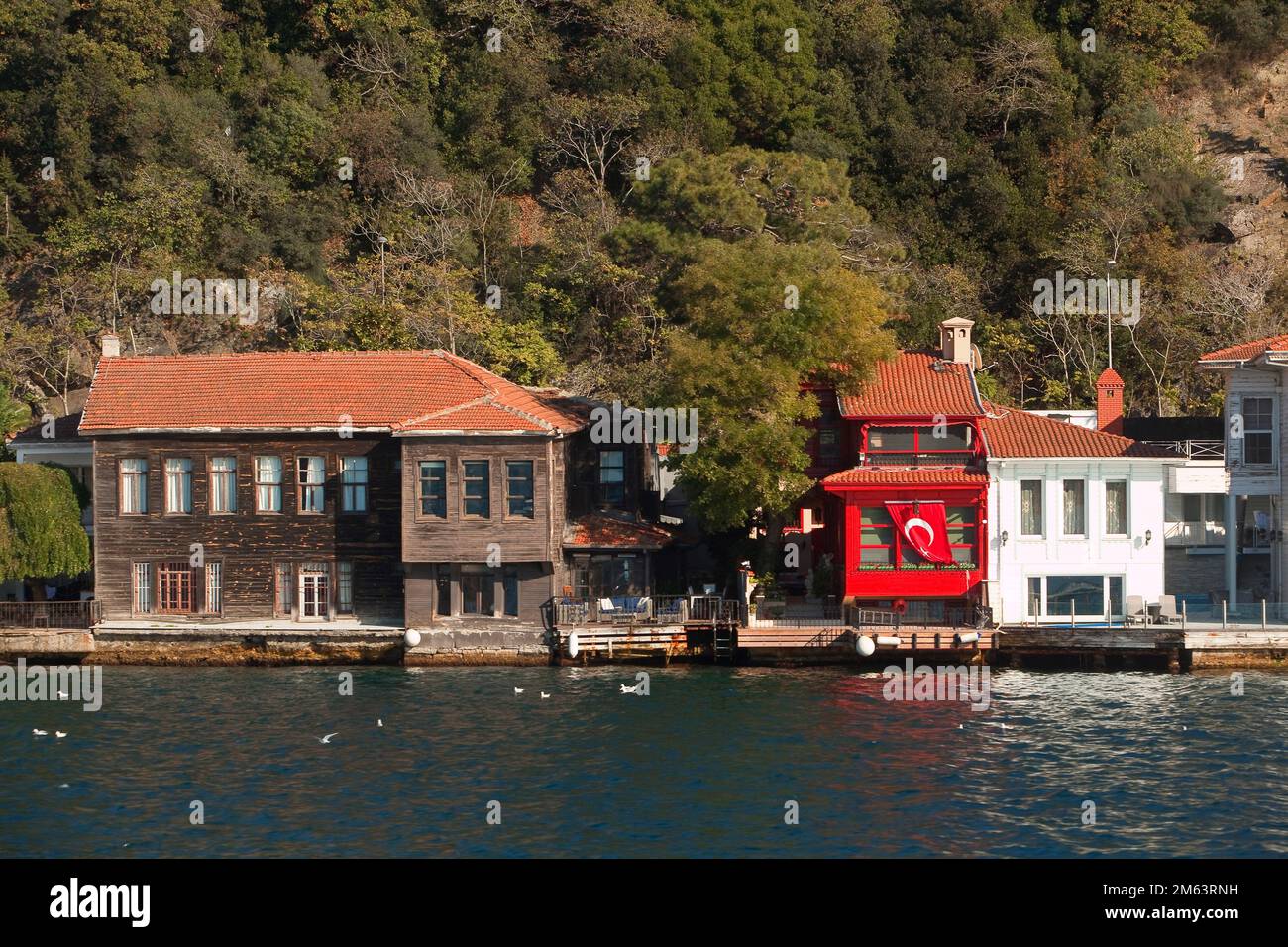 Vue sur la résidence traditionnelle en bord de mer ou sur le manoir de  Ferruh Efendi Yalisi, avec une baie vitrée au deuxième étage de Kanlica  Photo Stock - Alamy