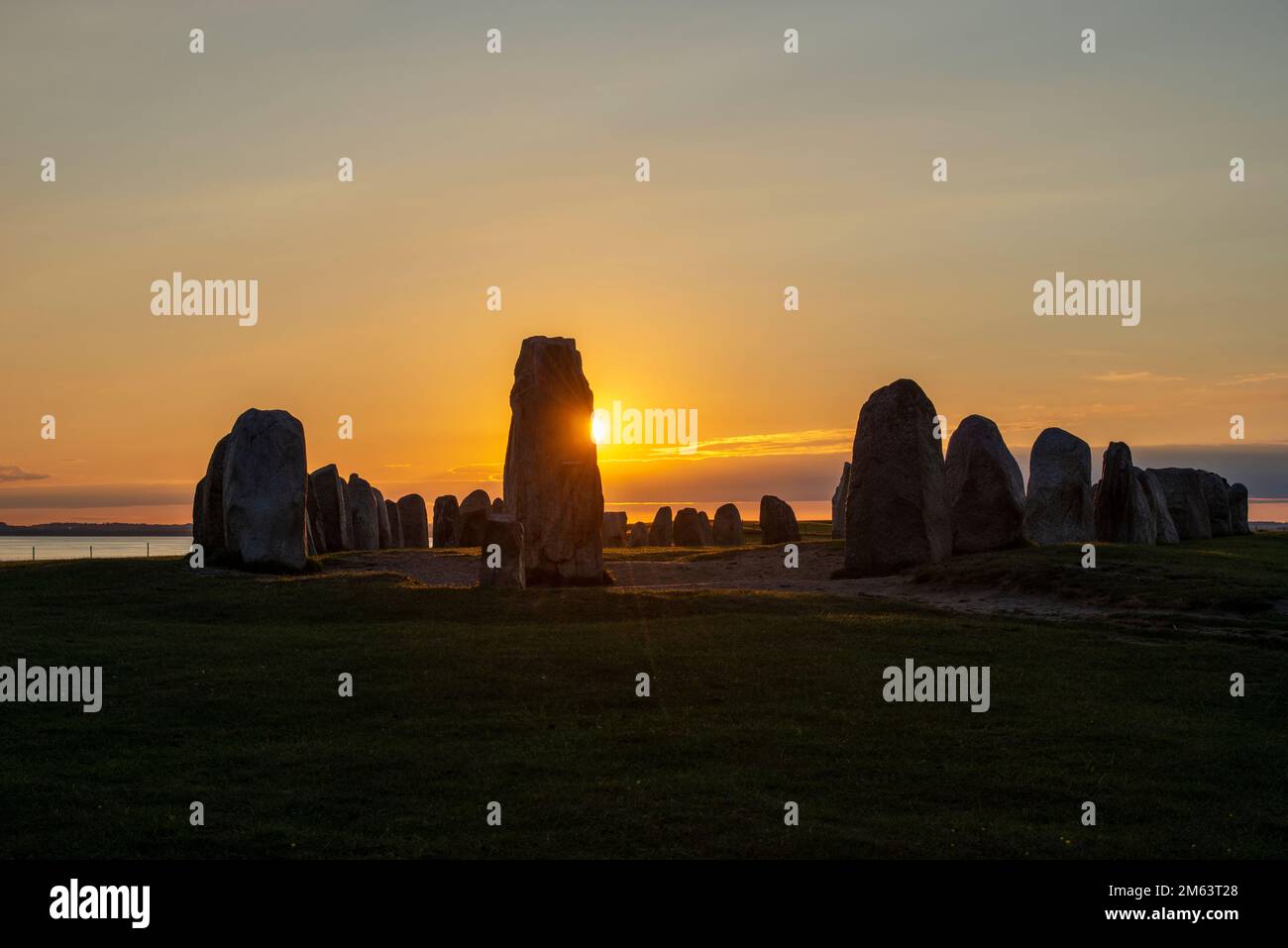 Tal's Stones/Ales stenar, ovale en pierre mégalithique, représentant un navire en pierre près de Kåseberga, Skåne, Suède Banque D'Images