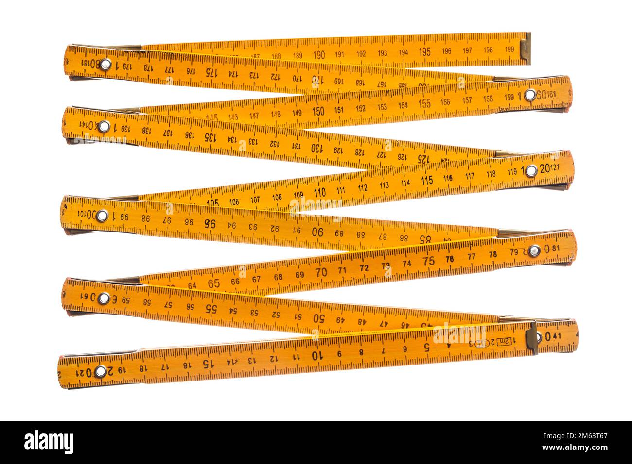 Mètre en bois jaune isolé sur blanc. Banque D'Images