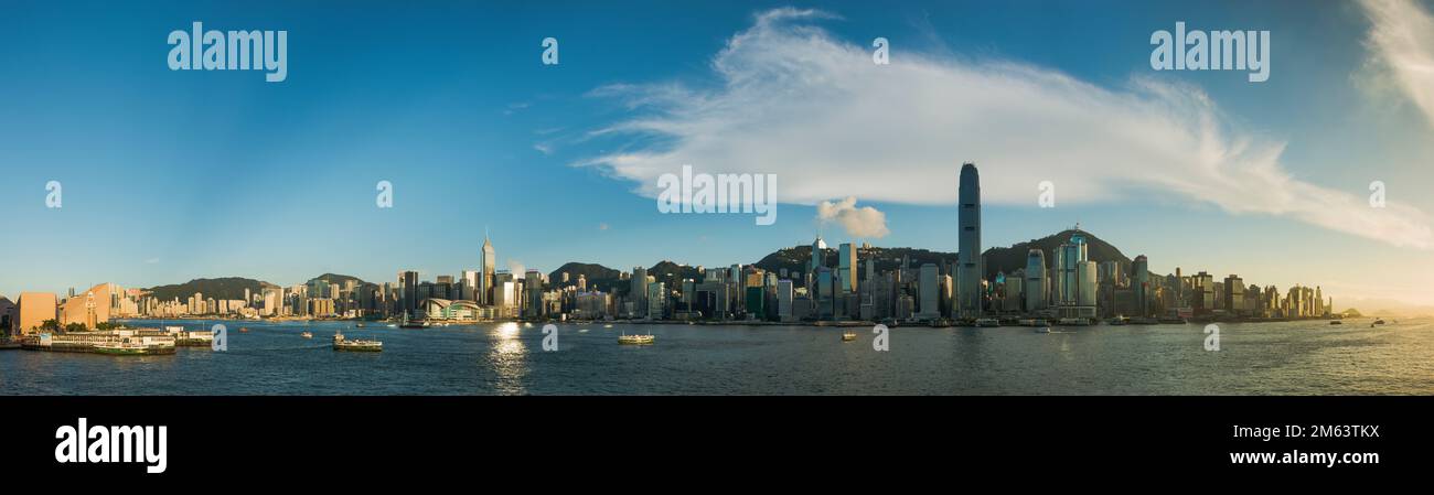 Panorama haute résolution des gratte-ciel de l'île de Hong Kong en fin d'après-midi sous le soleil de Tsim Sha Tsui, Kowloon, 2013 (67Mpx) Banque D'Images