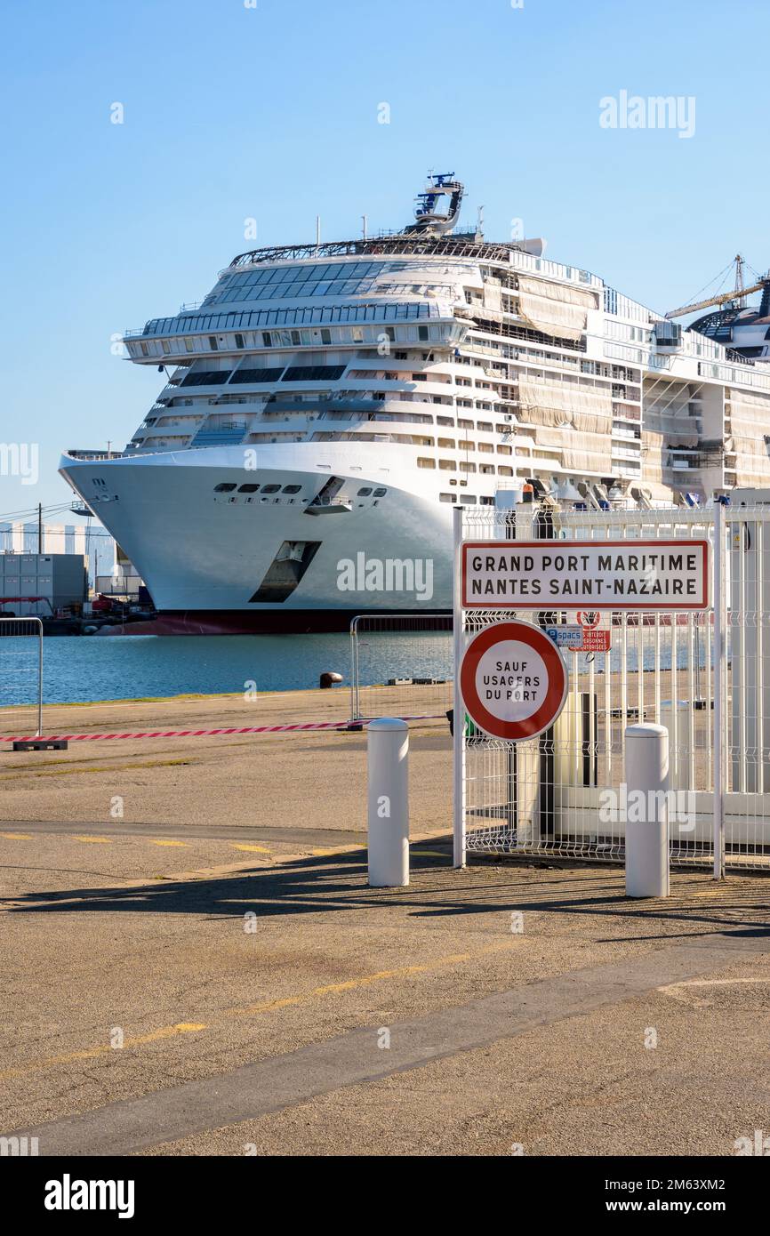 Le navire de croisière MSC Euribia en construction dans le chantier naval Chantiers de l'Atlantique, dans le Grand port maritime de Nantes Saint-Nazaire, France. Banque D'Images