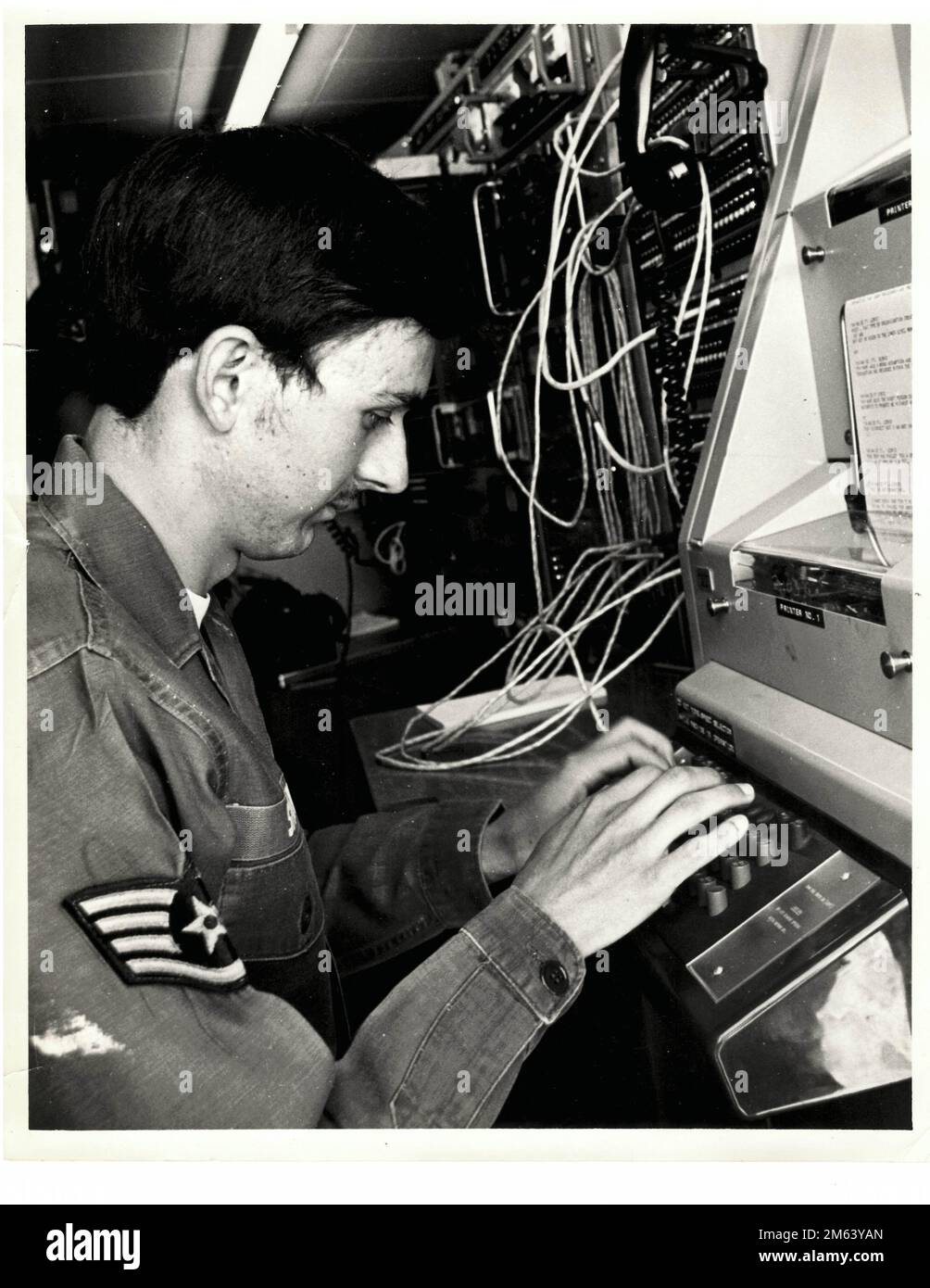 Un membre du groupe de communication au combat 252nd de la Garde nationale de l'air de Washington mène des opérations ca. 1972. (Photo des archives de la Garde nationale de l'air de Washington) Banque D'Images