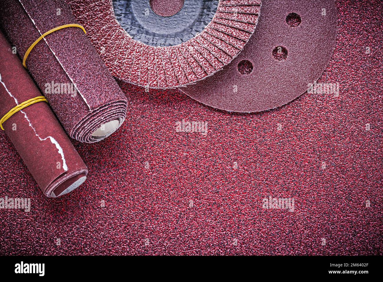 Composition de roues à lamelles abrasives disques de meulage rouleaux de papier abrasif. Banque D'Images