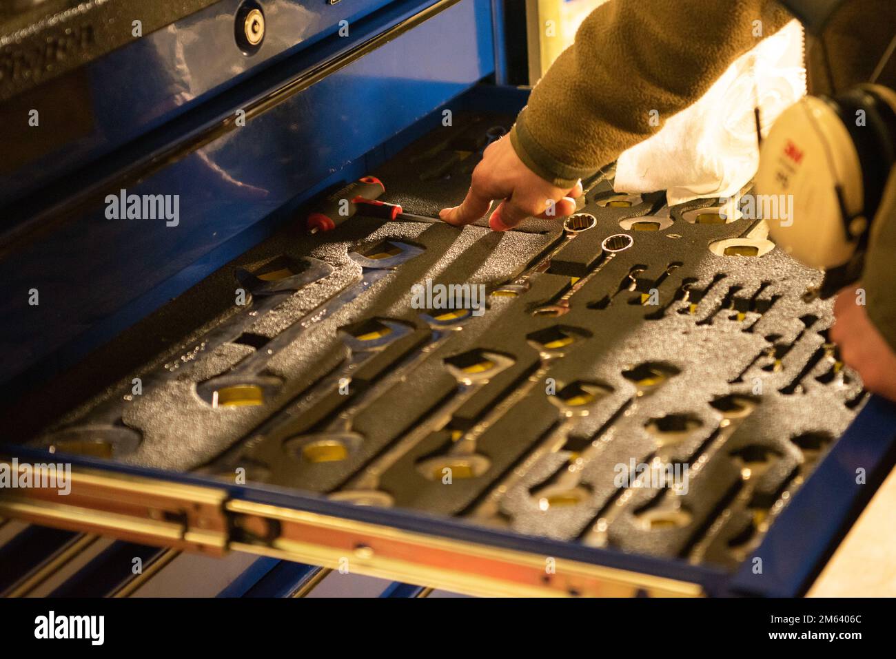 ÉTATS-UNIS Air Force Airman 1st classe Tristan Storms, un chef d'équipage de l'unité de maintenance de l'aéronef 525th, remplace ses outils avant de lancer un F-22 Raptor pendant la Force polaire 22-4 à la base conjointe Elmendorf-Richardson, Alaska, 30 mars 2022. Polar Force 22-4 est un exercice d'entraînement local principalement axé sur l'emploi de combat Agile et s'appuie sur d'autres exercices réguliers comme Northern Edge, Pacific Iron et Red Flag pour soutenir la mission des États-Unis Forces aériennes du Pacifique. Banque D'Images