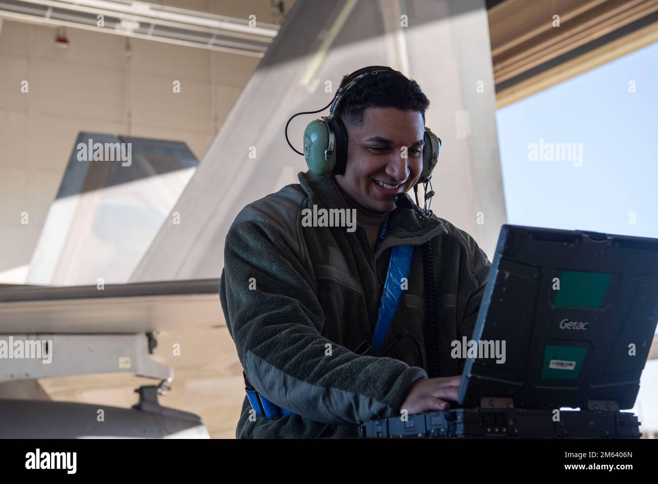 ÉTATS-UNIS L'aviateur principal de la Force aérienne Alexander Blum-Ramos, un chef d'équipage de l'unité de maintenance de 525th aéronefs, effectue un contrôle en amont d'un F-22 Raptor pendant la Force polaire 22-4 à la base conjointe Elmendorf-Richardson, Alaska, 30 mars 2022. Il s'agit de la première Force polaire dirigée par l'escadre 3rd, avec l'escadre 673d de la base aérienne comme participant de soutien. PF 22-4 fournit des forces efficaces, flexibles et centrées sur les capacités, prêtes pour le déploiement dans le monde entier, et permet une maîtrise réelle en réponse à des crises variées. Banque D'Images