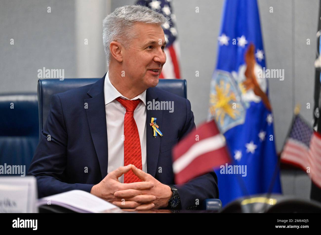 Le Dr Artis Pabriks, ministre de la Défense et vice-premier ministre de Lettonie, s'entretient avec le secrétaire de la Force aérienne Frank Kendall lors d'une réunion au Pentagone, à Arlington, en Virginie, à 30 mars 2022. Pabriks et Kendall ont discuté du partenariat de l'OTAN et de l'invasion russe de l'Ukraine. Banque D'Images