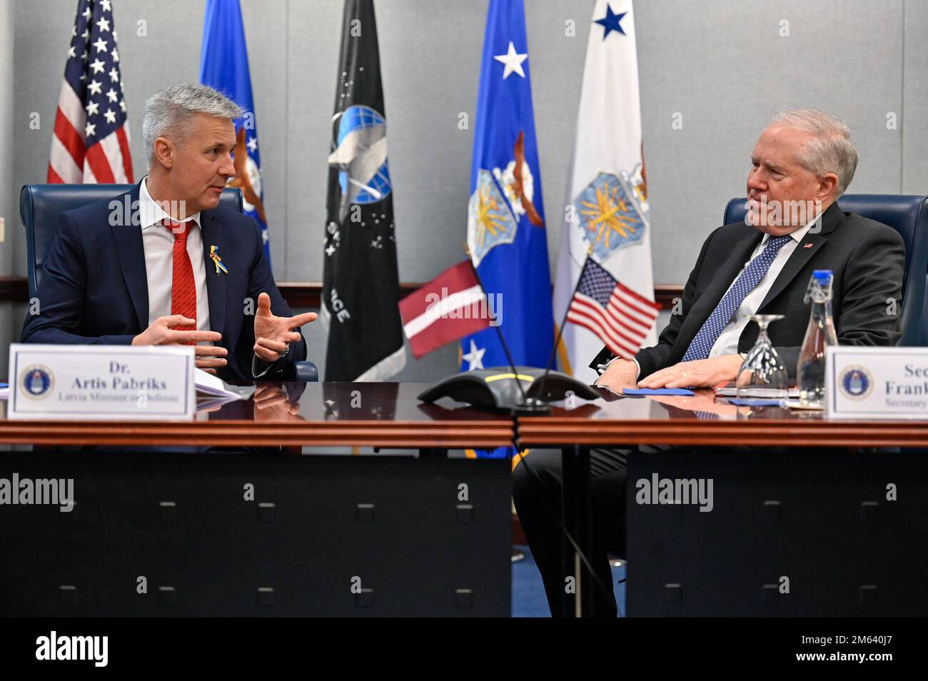 Le Dr Artis Pabriks, ministre de la Défense et vice-premier ministre de Lettonie, s'entretient avec le secrétaire de la Force aérienne Frank Kendall lors d'une réunion au Pentagone, à Arlington, en Virginie, à 30 mars 2022. Pabriks et Kendall ont discuté du partenariat de l'OTAN et de l'invasion russe de l'Ukraine. Banque D'Images