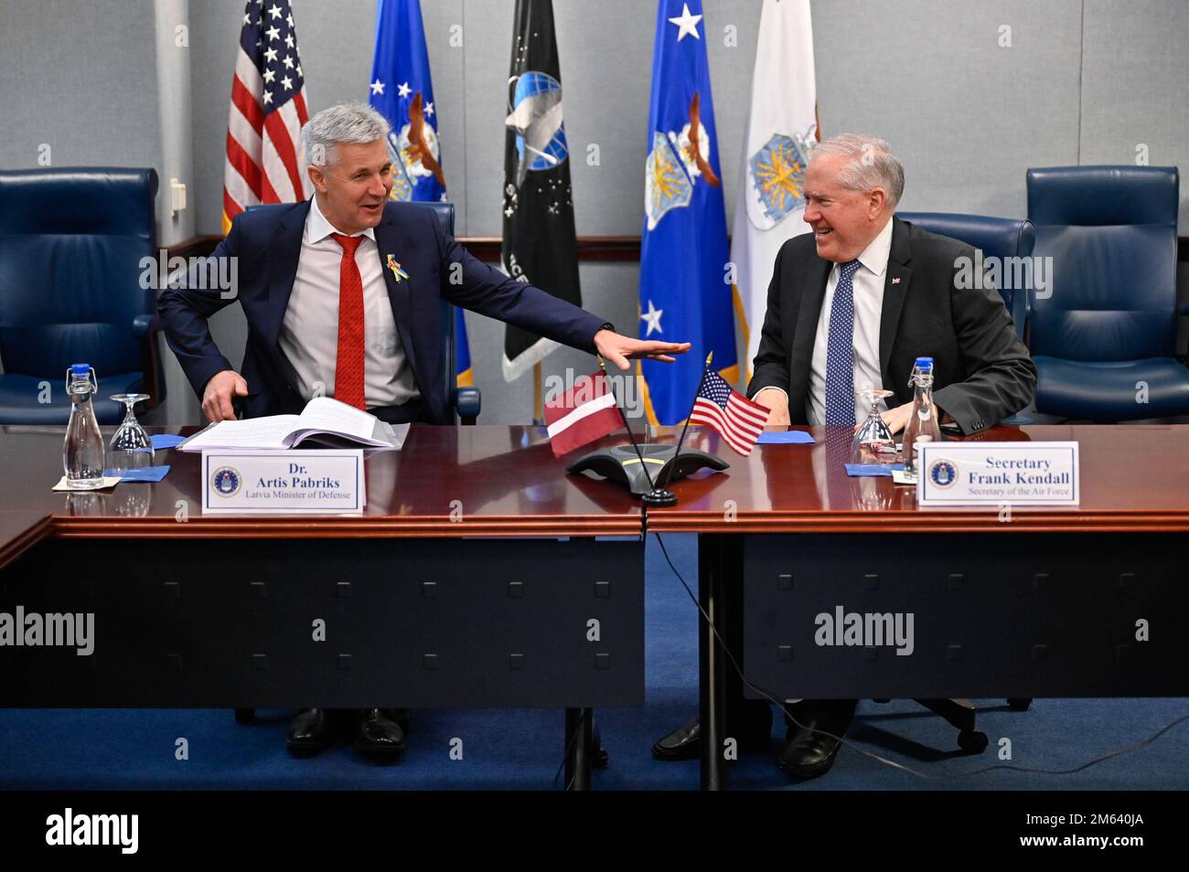 Le Dr Artis Pabriks, ministre de la Défense et vice-premier ministre de Lettonie, s'entretient avec le secrétaire de la Force aérienne Frank Kendall lors d'une réunion au Pentagone, à Arlington, en Virginie, à 30 mars 2022. Pabriks et Kendall ont discuté du partenariat de l'OTAN et de l'invasion russe de l'Ukraine. Banque D'Images