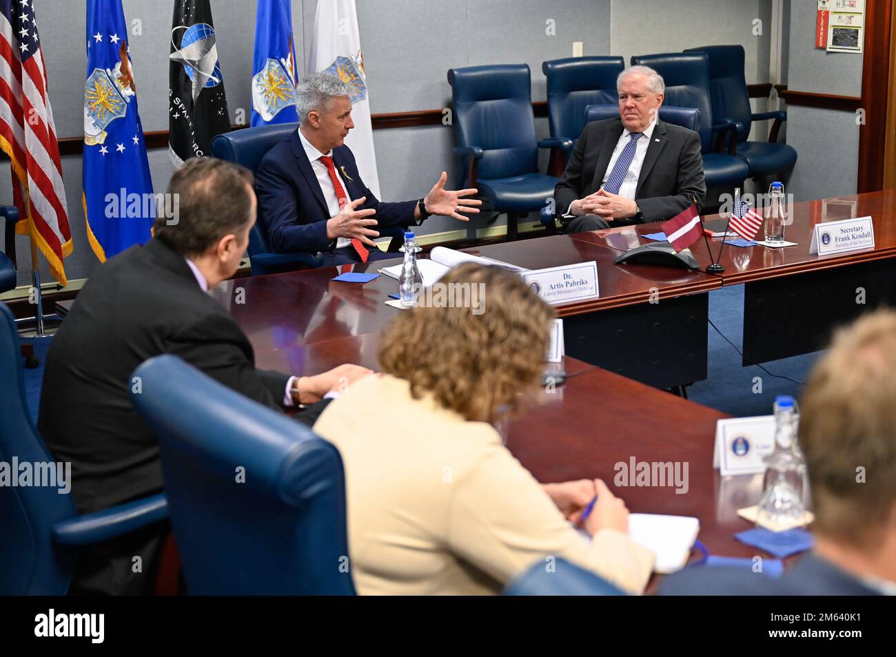 Le Dr Artis Pabriks, ministre de la Défense et vice-premier ministre de Lettonie, s'entretient avec le secrétaire de la Force aérienne Frank Kendall lors d'une réunion au Pentagone, à Arlington, en Virginie, à 30 mars 2022. Pabriks et Kendall ont discuté du partenariat de l'OTAN et de l'invasion russe de l'Ukraine. Banque D'Images