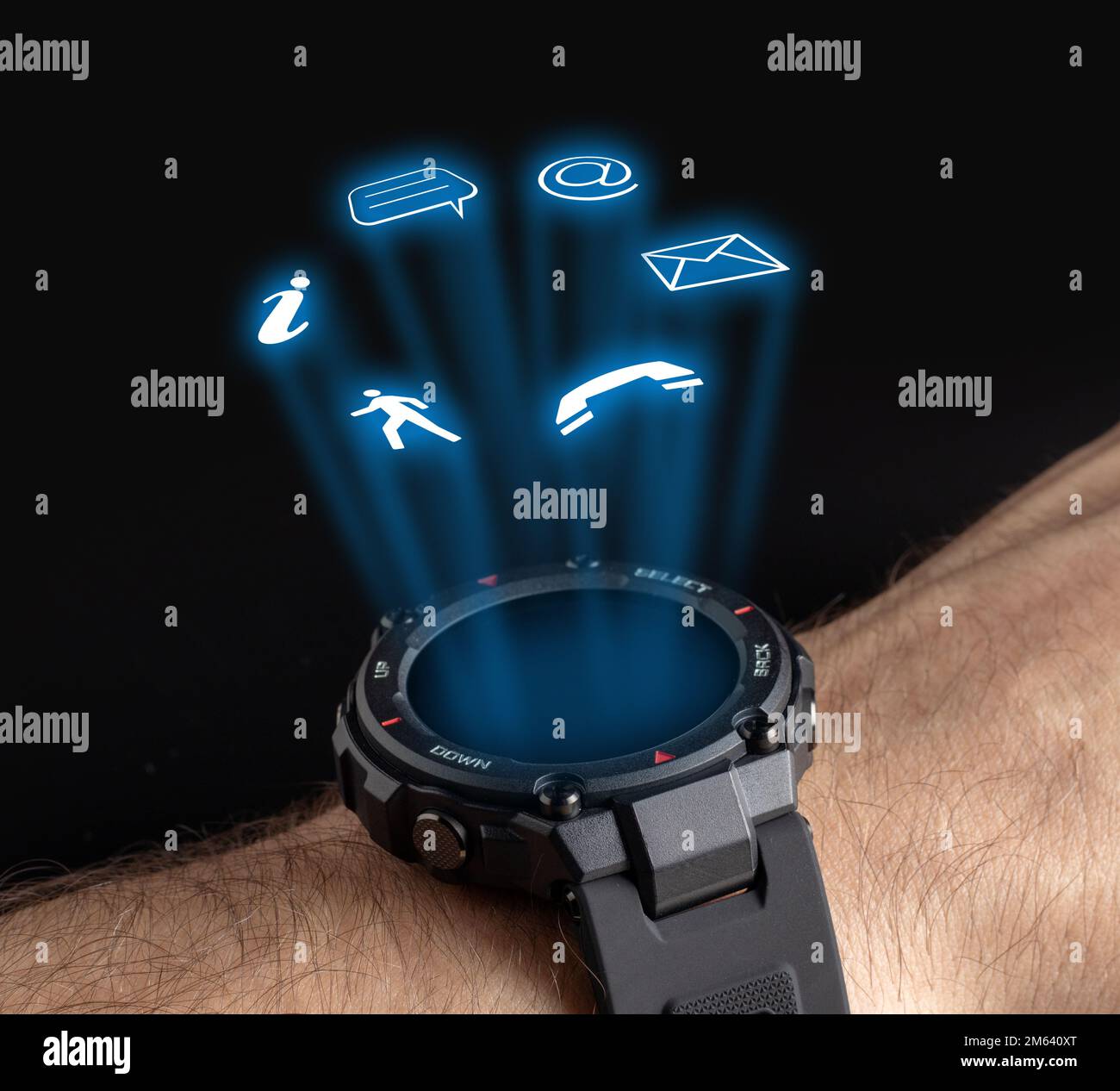 Montre intelligente noire avec hologramme d'icônes de service. Technologie  moderne, objet Internet et concept multimédia Photo Stock - Alamy