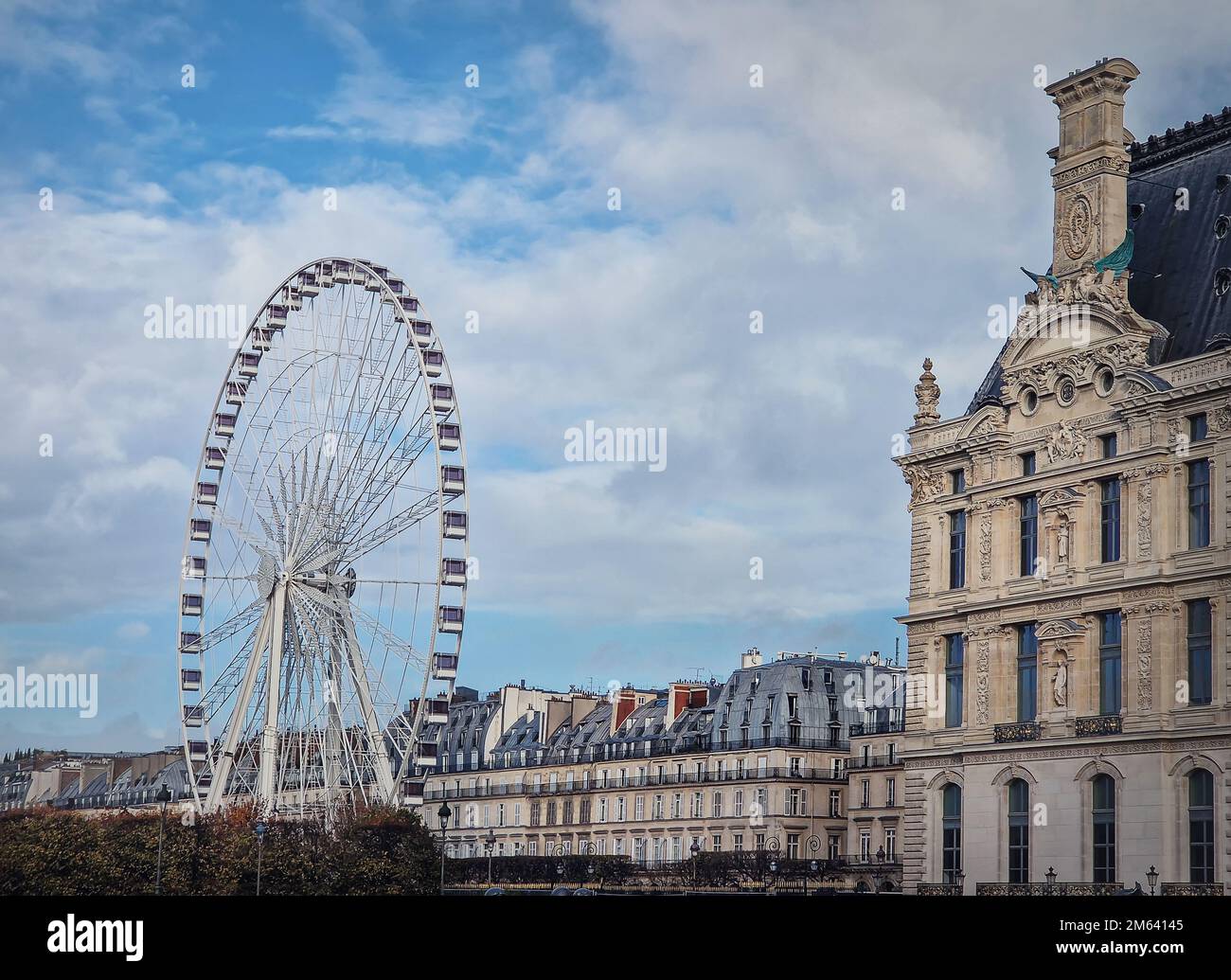 Grande roue de la route de Paris, à côté du musée du Louvre et des maisons parisiennes, en France Banque D'Images