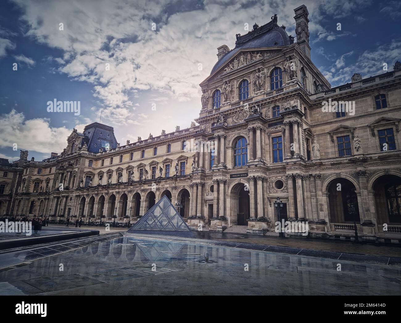 Vue extérieure sur le Musée du Louvre à Paris, France. Le palais historique Banque D'Images