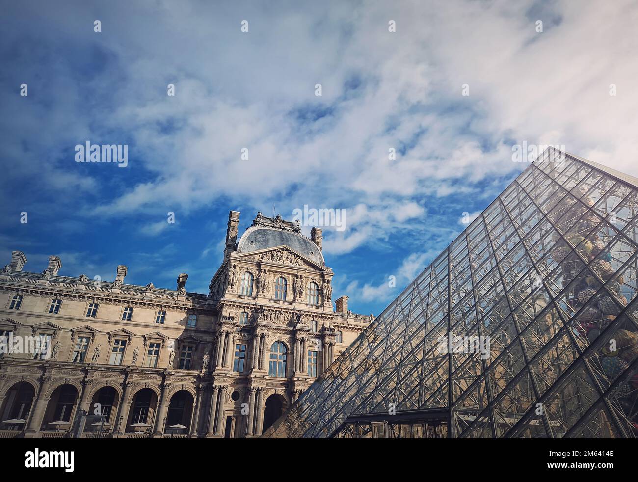 Vue extérieure sur le Musée du Louvre à Paris, France. Le palais historique avec la pyramide moderne en verre au centre Banque D'Images