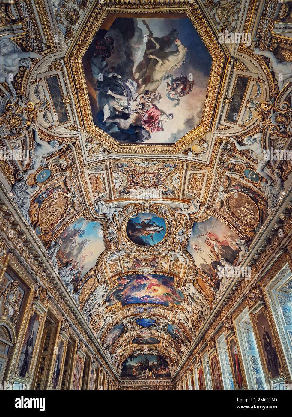 La Galerie d'Apollon une grande salle emblématique du musée du Louvre. La galerie Apollon est une salle décorée d'or avec des ornements de signes du zodiaque et des peintures murales Banque D'Images